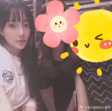 李小璐带甜馨与闺蜜聚餐,脸颊绯红似微醺,还夸奖自己长得漂亮