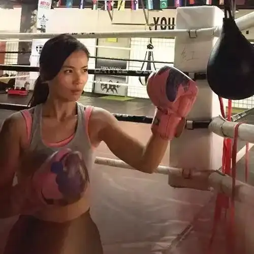 冻龄女神刘涛,深蹲卧推腰腹锻炼一气呵成超拼命,掰手腕更是霸气侧漏