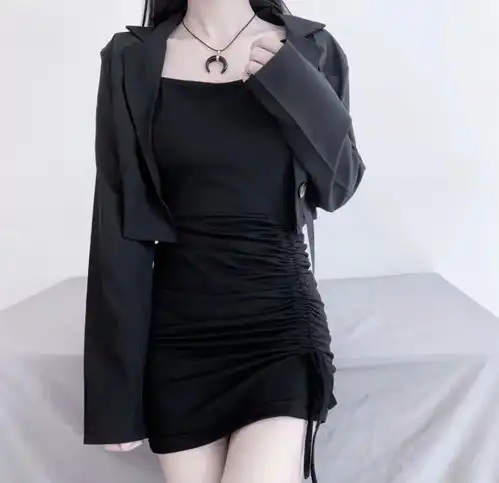 温柔闺蜜头像晚风轻踩着云朵,月亮在贩售快乐