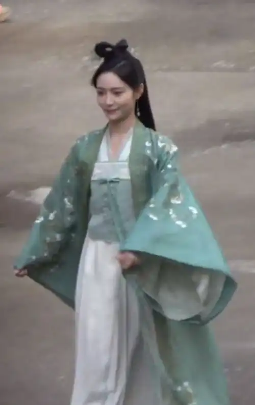 都说许佳琪很a,当她穿古装往鞠婧祎旁边一站,颜粉还认识她吗