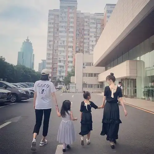 李小璐和甜馨又穿母女装,同款小黑裙扎丸子头美成姐妹,真不像38
