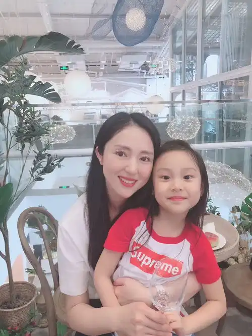 三个有故事的女人董璇李小璐甘薇闺蜜聚会,甜馨越来越美了