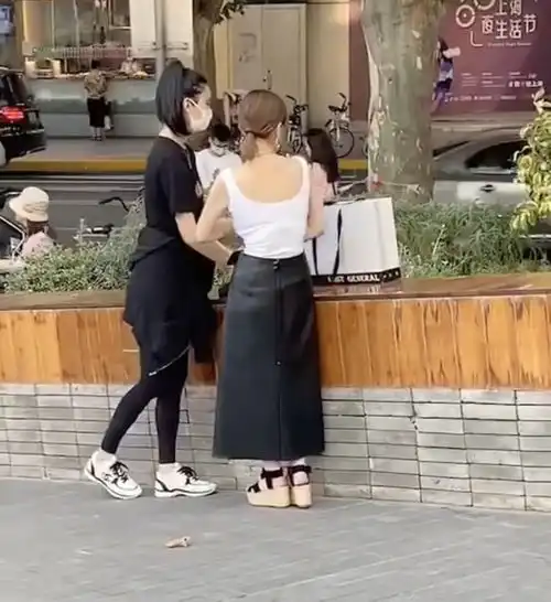 奚梦瑶脚踏六千元球鞋现身上海街头,网友惊讶豪门媳妇没保镖跟随