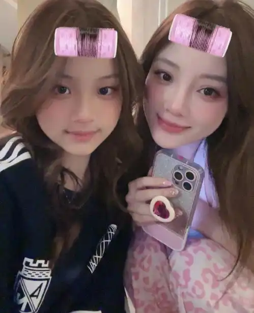 甜馨晒与妈妈合照,母女一起做同款发型,像一对闺蜜姐妹