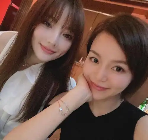 李小璐离婚后,很少参加闺蜜聚会,丰唇的她身材好