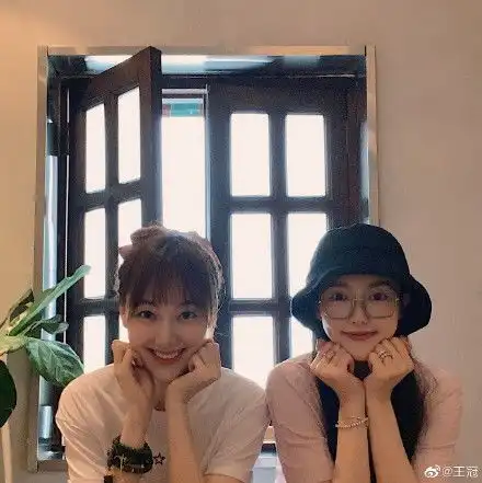 唐嫣与孙坚聚餐,罗晋亲自选店超贴心,糖糖产后恢复好筷子腿抢镜
