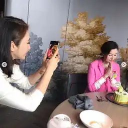 49岁李嘉欣晒庆生照美如当初,与老公许晋亨凹同款造型放闪超甜