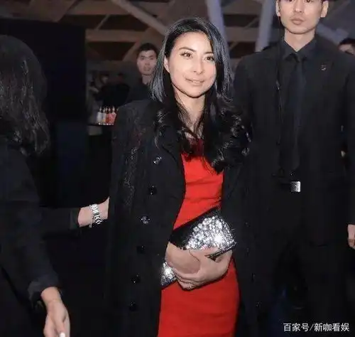 郭晶晶与闺蜜低调聚餐,素颜暴露真实容颜,与闺蜜成鲜明对比