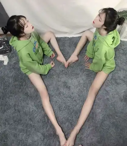 炫腿比心闺蜜头像火了你有你的小细腿,我有我的小花花