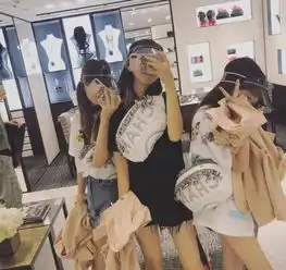 王菲汪峰女儿携手逛街扫货,00后的购买力还真是不容小觑啊