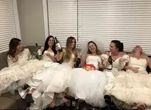 加女子开派对庆祝离婚闺蜜均穿婚纱力挺