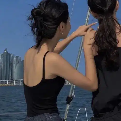 真人闺蜜头像别在最美的时光里,让自己满腹委屈