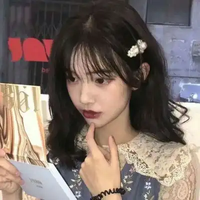 女生温暖小清新的高级感妆容头像