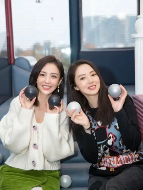 佟丽娅董璇对镜甜笑似姐妹小酒窝提南瓜灯活泼可爱