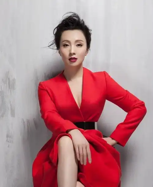 陶虹低调现身闺蜜公司,走路生风,冲镜头比心非常开心
