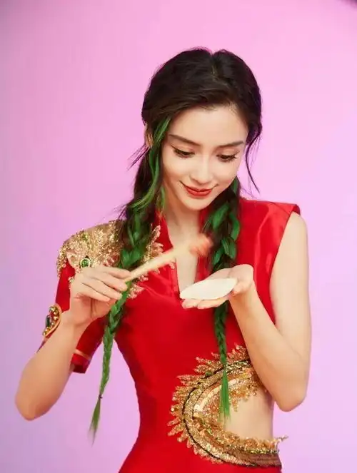 angelababy新年cos神龙烈焰金克斯,红色旗袍包饺子送祝福太喜庆