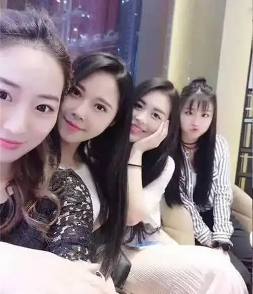 搞笑段子妹子,赶紧醒醒吧,闺蜜又趁你睡着了给你拍照