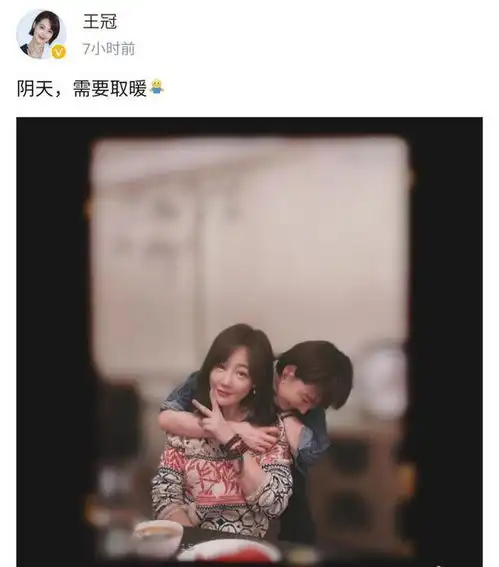 王冠与好友相聚,43岁薛佳凝罕露面,大方搂抱闺蜜手链好显眼