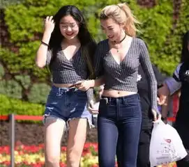 街拍小姐姐和闺蜜逛街心情好,同款上衣穿出不一样的效果