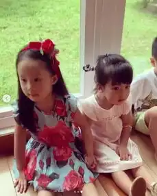贾静雯与闺蜜聚餐,一人带两娃妈妈力十足,咘咘紧牵妹妹波妞小手