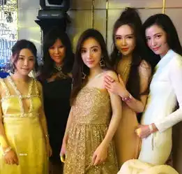 方媛参加闺蜜聚会打扮贵气,与众网红姐妹合影成大型撞脸现场