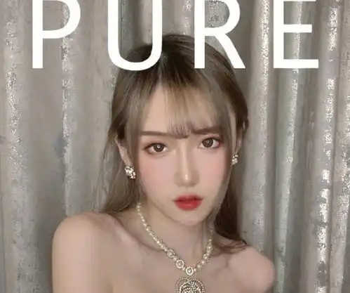 腐团儿晒美照却无意间炫富,茶几上美元超显眼,富婆身份无疑了