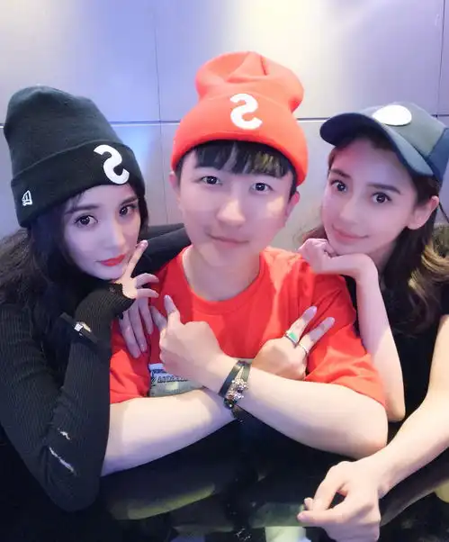 杨幂32岁生日,张大大晒两人旅游九宫格,杨幂戴发箍,少女依旧