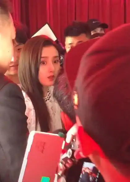 表情宋祖儿被包围一脸懵,谁注意到被拽走时的表情,这眼睛买保险吧表情