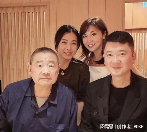 刘銮雄出席私人聚会,与杨受成外甥关系融洽,佩戴对方品牌眼镜