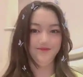 王菲女儿越长越艳,与闺蜜凹造型摆拍,动作娴熟如超模