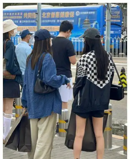 杨幂和闺蜜聚会被偶遇,生图双腿瘦如竹竿,脚踩7千块皮鞋像富婆
