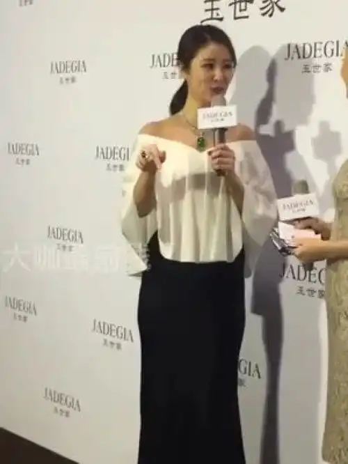 林心如久违出席活动,47岁依然少女感满满像个小姑娘,曾今的还珠三美如今只剩善良的她还活跃在娱乐圈,有多少人喜欢林心如的嘛