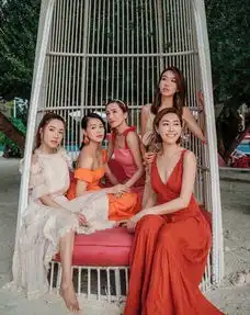 胡杏儿晒闺蜜团泳衣合照,身材不输四闺蜜,视后胡定欣气质最佳