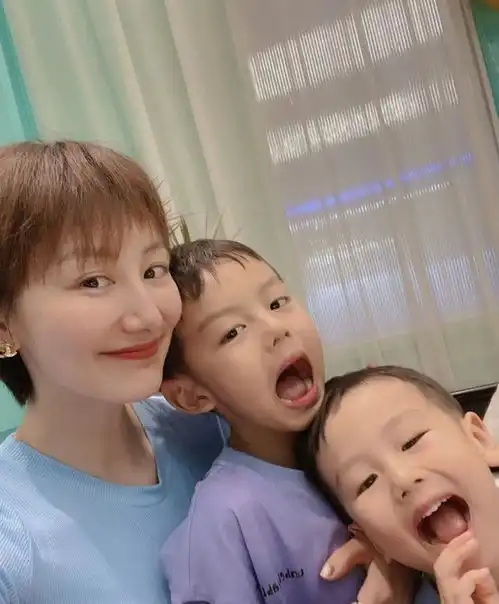 李好海底捞为太太庆生,爱子抢吹生日蜡烛,38岁晓敏腹部明显隆起