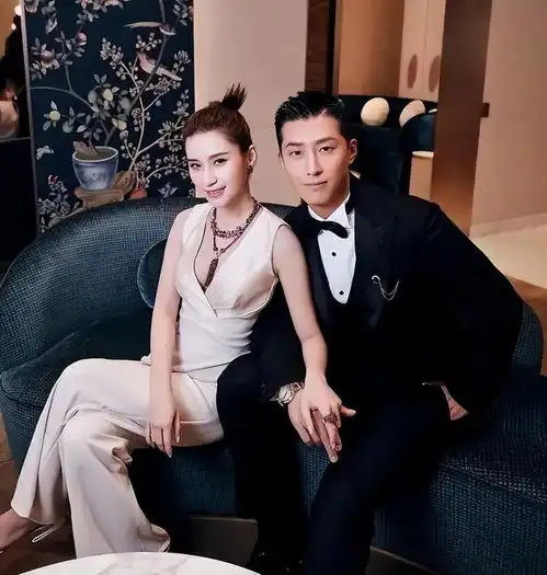 窦骁何超莲大婚,三太陈婉珍佩戴天价翡翠,婆婆表情耐人寻味