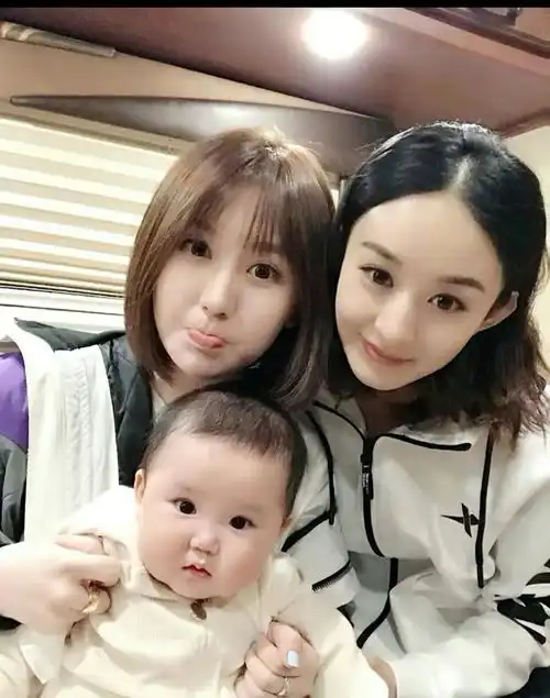 赵丽颖与闺蜜赵盼小聚,罕见素颜逛街带娃,熬夜谈心姐妹情深