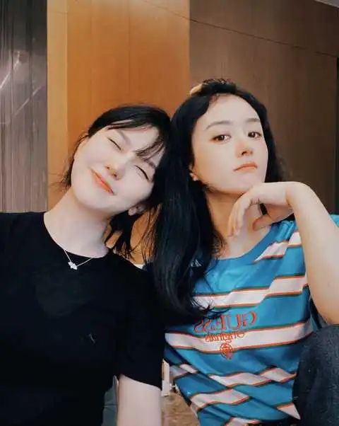赵丽颖与闺蜜聚会,手牵手逛街尽显姐妹情深,素颜出镜皮肤太好了