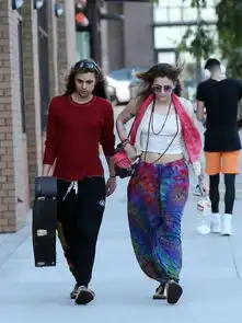 迈克杰克逊爱女,帕丽斯画猫咪妆迎接万圣节,手挽男友像闺蜜