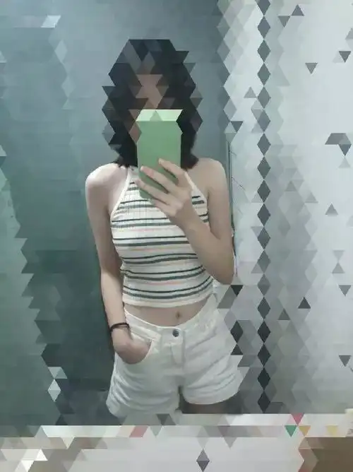 做销售的女娃子下雨天来家里送特产淋湿了,我要借个给卫生间让她洗个澡吗