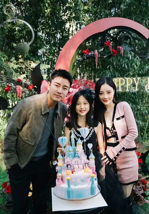 罕见同框贾乃亮与前妻合体带娃,与霍思燕一家出游