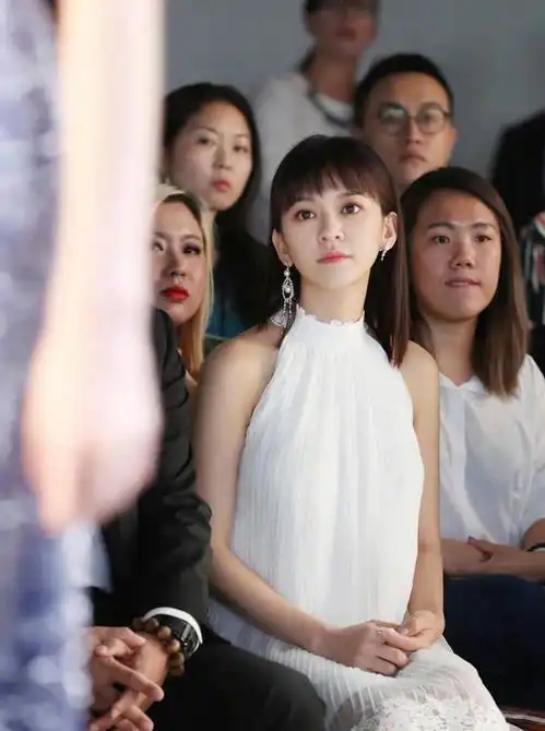 张钧甯陈意涵同去时装周,黑裤白裙演绎不同风格,你pick谁