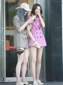 闺蜜穿同款靠包对决,她的巧克力飞碟包抢眼,赢得毫无悬念