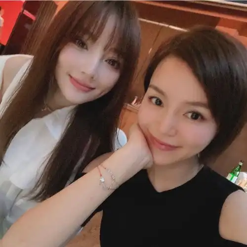 李小璐离婚后罕见参加闺蜜团聚会,嘟嘴卖萌状态佳