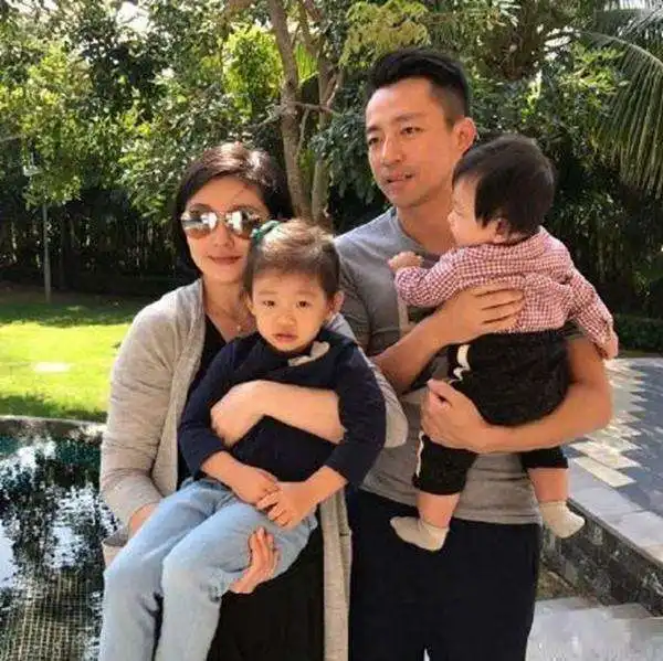 携家带口晒度假孕照的女星关颖辣度不减大s衣着宽松她美成酱紫
