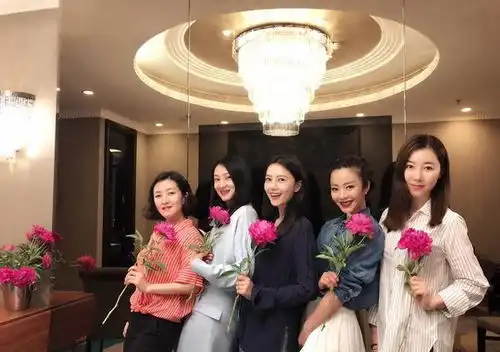 高圆圆与好友聚会,不常演戏的闺蜜比她老一圈,明兰母亲最甜美