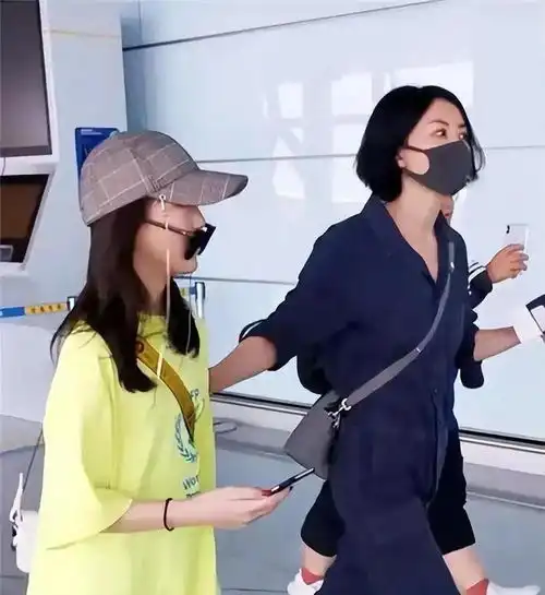 王菲李嫣机场亮相,连体裤衬托年轻心态,李嫣上演幂式穿搭
