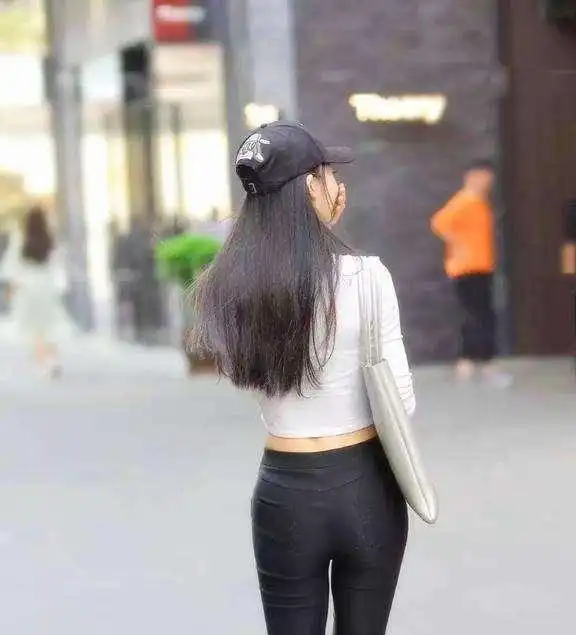 打底裤的打扮尽显优雅气息,展现优雅动人的气息,带来美丽气质