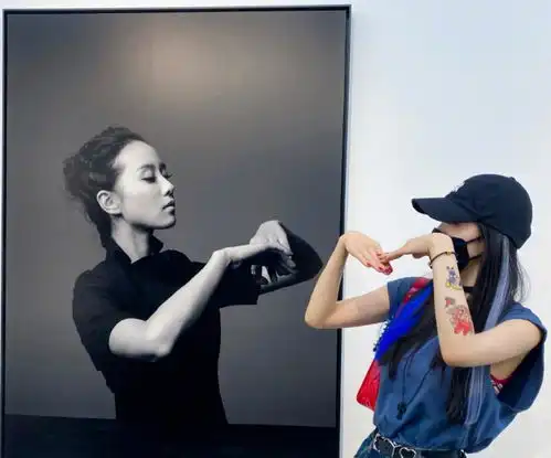 杨幂晒画展九宫格学闺蜜刘诗诗拍照,皮肤白到惹人羡慕
