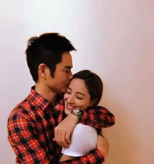 小李嘉欣陈凯琳为慈善做糕点,网友这是要抓住郑嘉颖的胃吗