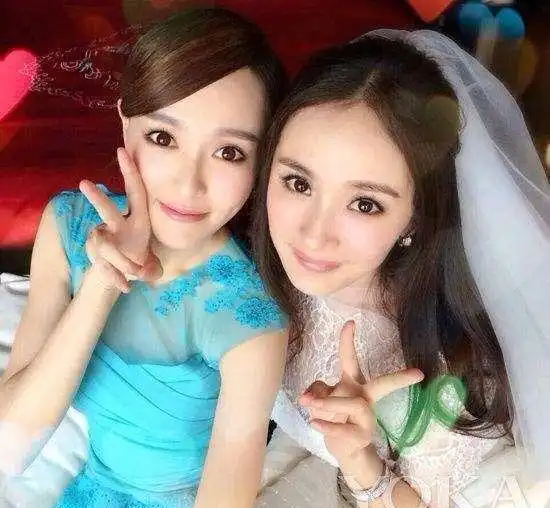 颖儿晒出与闺蜜郭碧婷的合影,颖儿婚礼伴娘有着落了